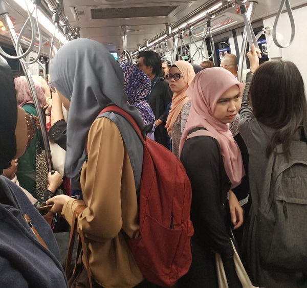 10 Basic Public Transport Train Etiquette Malaysians Keep Forgetting Trp