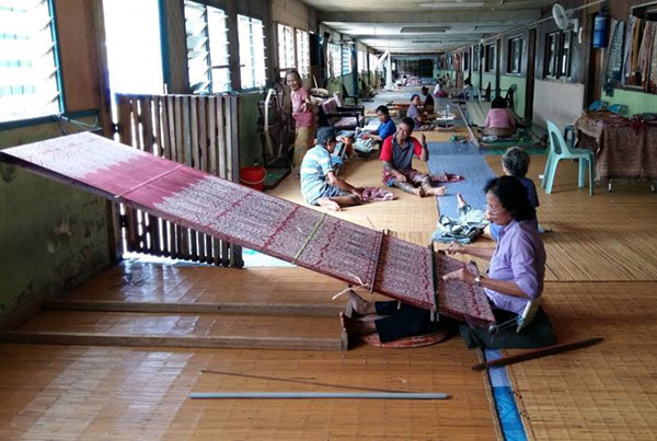 Pua Kumbu weaver