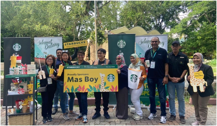 Starbucks Malaysia 'Adopt' Zirafah Mas Boy Di Zoo Negara