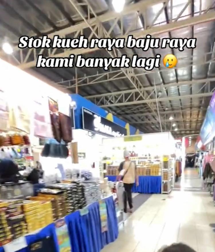 Seorang peniaga di sebuah bazar raya berkata pengunjung dan keuntungan jualan masih kurang walaupun sudah tiga minggu beroperasi.